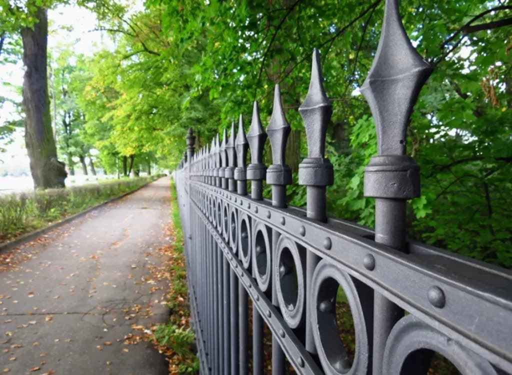 Customizing Your Fence to Match Your Home's or Business's Aesthetic